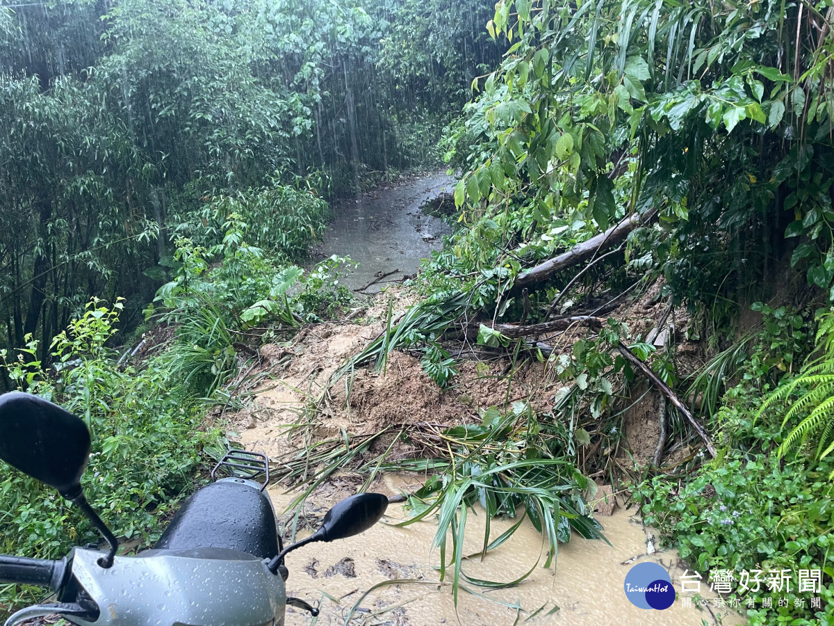 暴雨襲擊台中，致山城多處道路邊坡坍塌、樹木傾倒，落石阻斷交通。