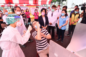 65歲長者及慢性病快篩確診暨抗病毒藥物行動醫療站啟用。圖／記者鄧富珍攝