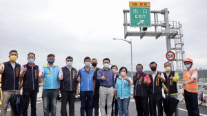 國道四號豐原端豐勢路匝道30日上午11時開放通車，立委江啟臣等前往會勘，關心通車前準備狀況。