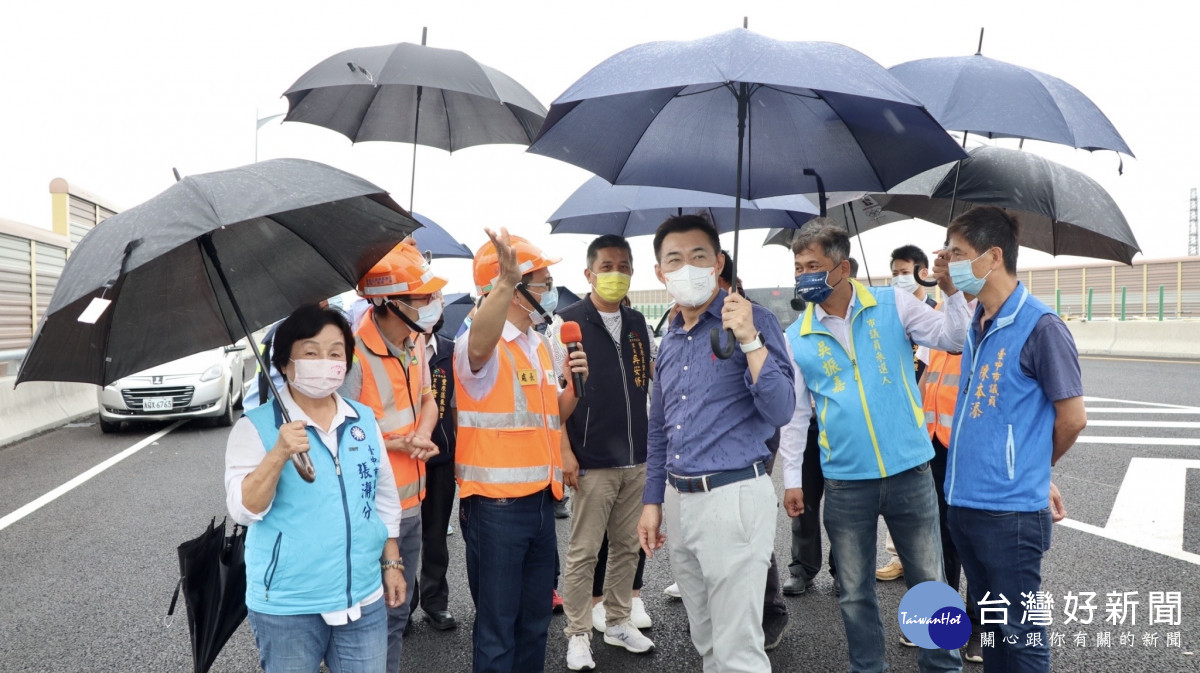 立委江啟臣會勘國道四號豐原端豐勢路匝道，關心通車前準備狀況。