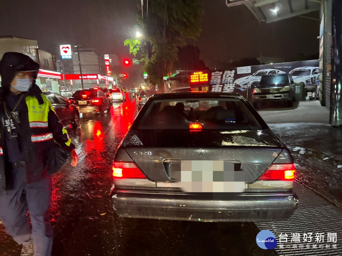 大雨車輛拋錨卡路上，警熱心推車助解圍。