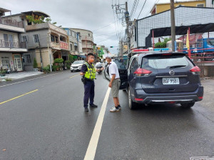 8旬老翁迷路徘徊路口　警暖心助返家