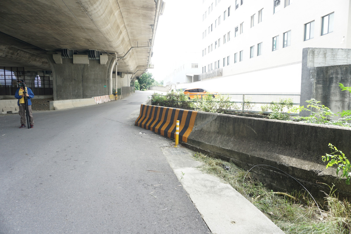 台中市神岡區豐洲路960巷53弄因瓶頸路段及夜間視線不佳，經常發生自撞車禍。