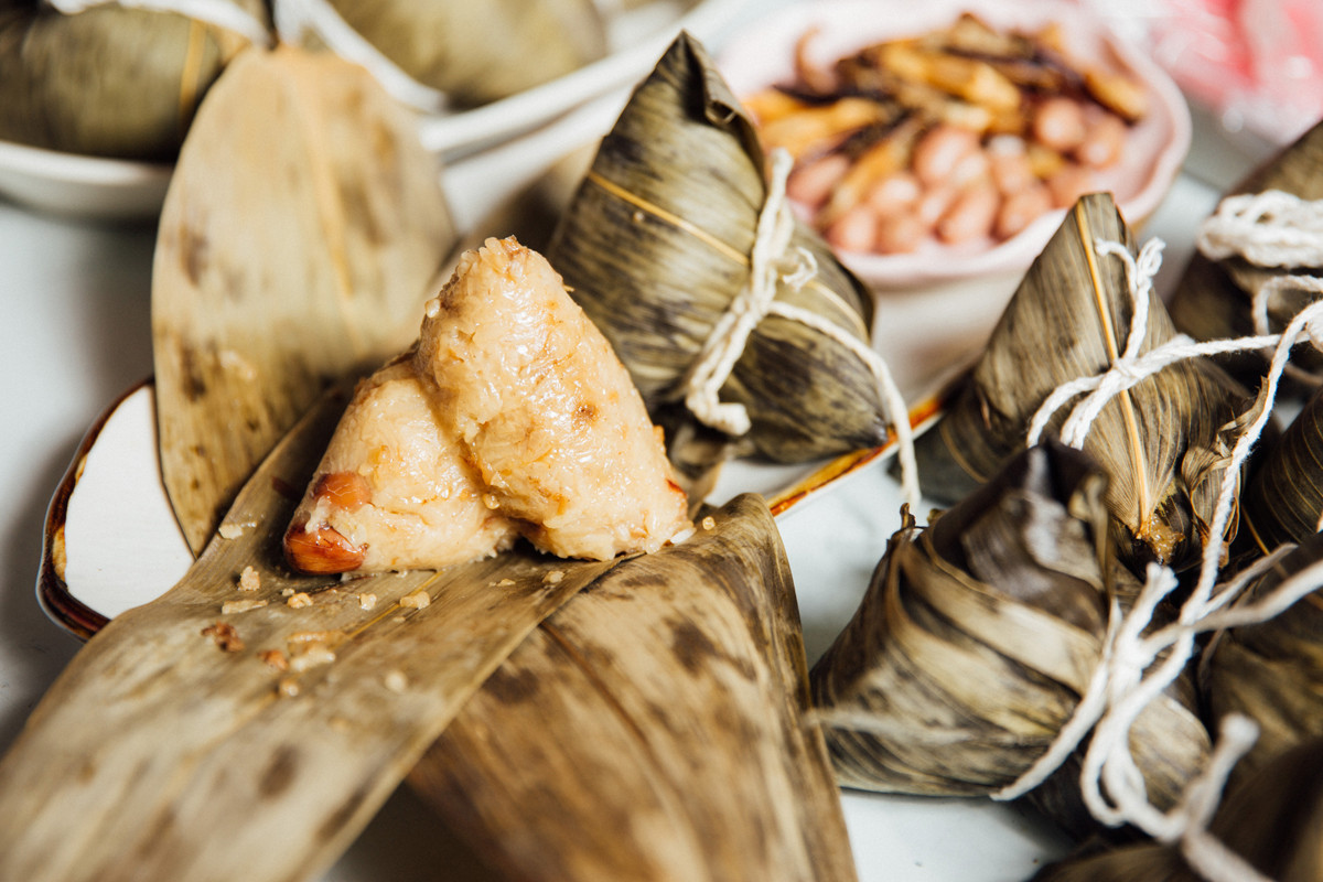 在向上市場經營超過30年的阿琴龜粿專賣店，粉粿、米湯圓和肉粽等米點都相當受歡迎。