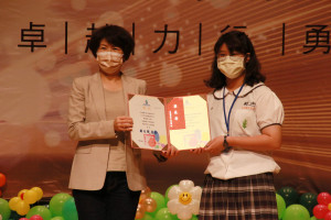 臺東縣110學年度國中小應屆畢業生縣長獎　饒慶鈴親頒並勉勵學子多元發展