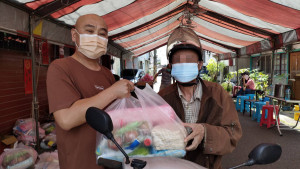嘉義市正氣殿行善10年不間斷，每年三節都會募集物資，發送給需要幫助的邊緣戶家庭／陳致愷攝影