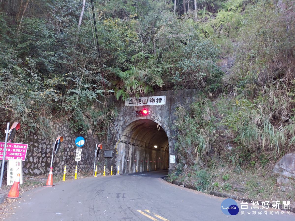 大雪山橫嶺山隧道監測　實施交通管制作業