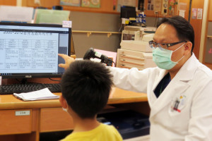 臺中慈濟醫院小兒科醫師李宇正說明恙蟲病背景。
