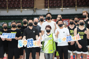 P.LEAGUE+「福爾摩沙台新夢想家」賽前慰勉合影。