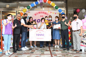 彰化玩具銀行第一千名及第一千零一名幸運兒，縣長王惠美頒贈育兒大禮包。圖／彰化縣政府提供