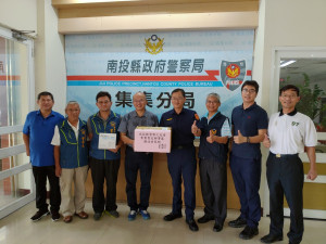 警友會集集辦事處主任蕭志全（右5）率領辦事處同仁致贈集集警分局100組快篩劑。