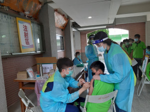 鹿谷國中為同學打疫苗。（縣府提供）