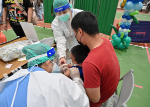 臺東縣府連2日開設幼生BNT疫苗快打站　施打率7成8