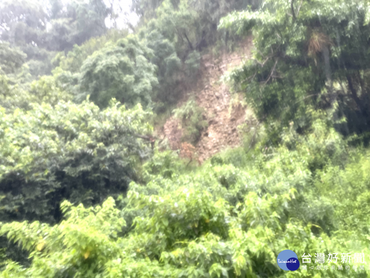 后里區眉豐路邊坡1418保安林地不敵近日豪雨，上邊坡無預警崩塌，大片土石坍方滑落。