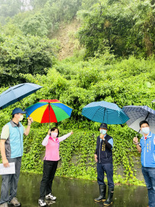 立委楊瓊瓔(左二)、台中市議員陳本添(右一)冒雨會勘東勢林管處轄管的1418保安林地崩塌情形。