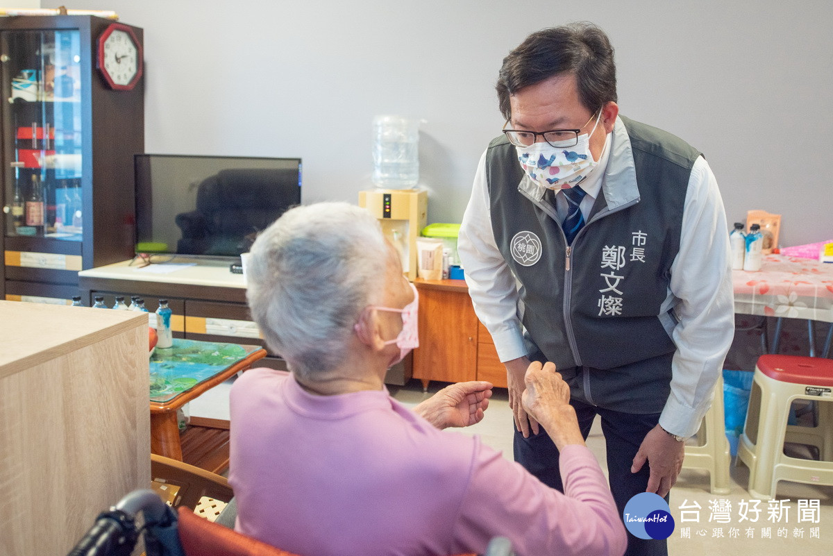 桃園市長鄭文燦視察蘆竹二號社會住宅，與遷入戶話家常了解入住情形。