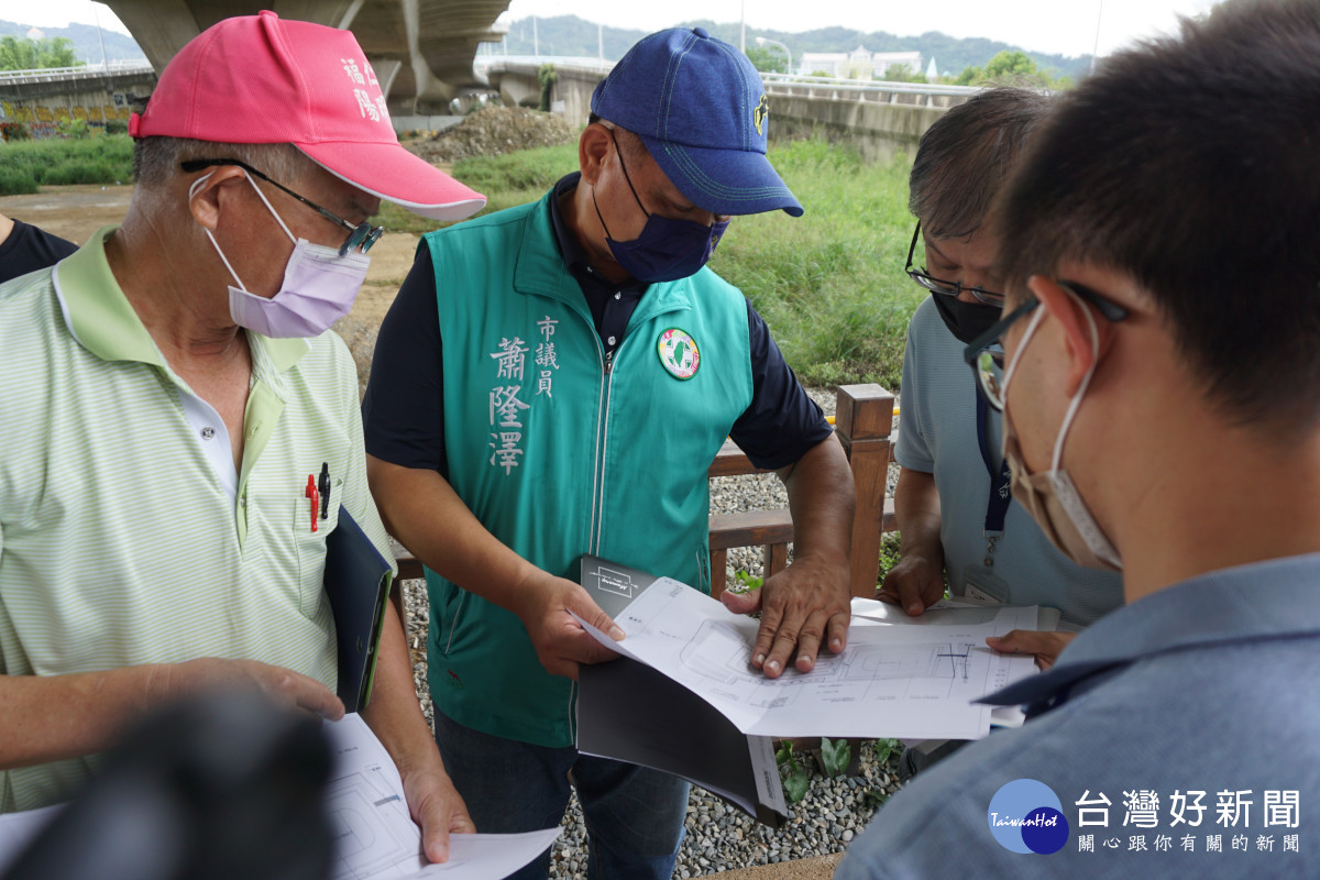 市議員蕭隆澤(左二)爭取籃球場東側閒置空地活化。