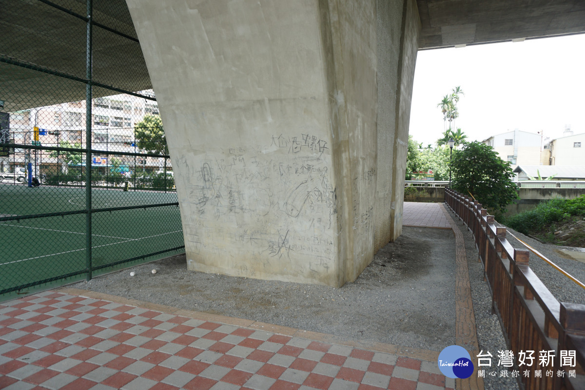 高架道路墩柱壁面有明顯水痕，地面碎石疑為球友解放處。