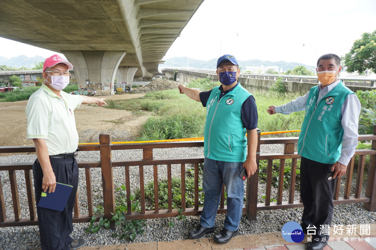 市議員蕭隆澤(中)、游豐瑋(左)爭取籃球場東側閒置空地活化。