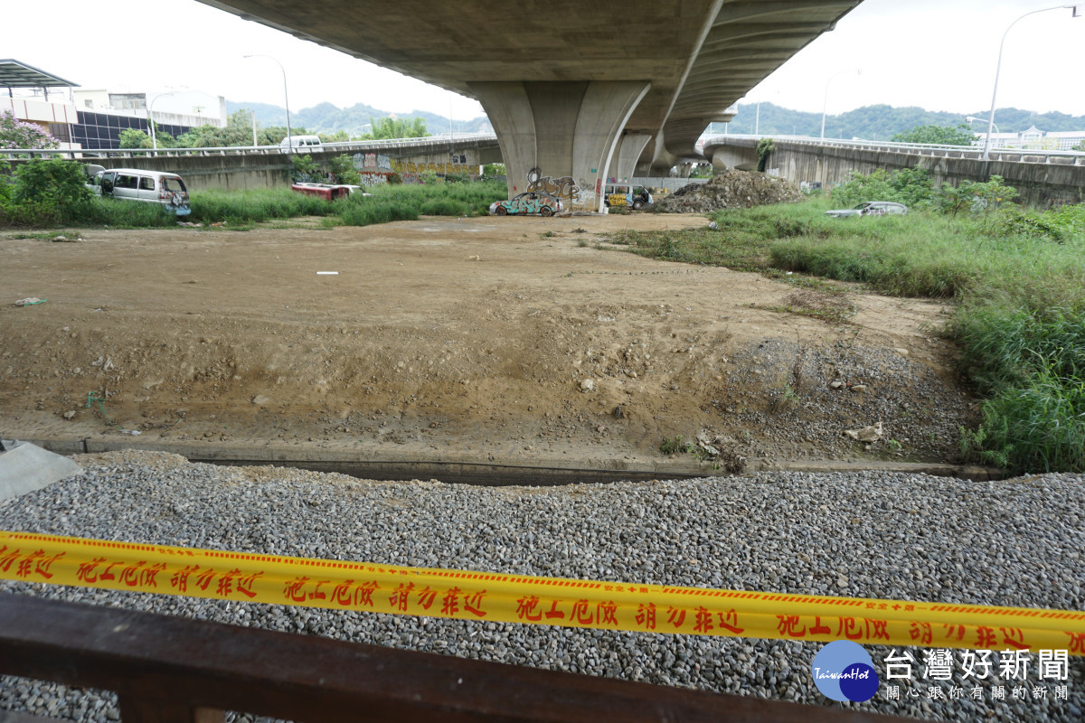 籃球場東側大片空地長滿雜草，遭堆置土方及報廢車輛。