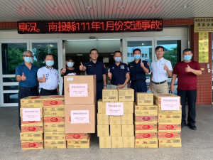 議員暨集集警友站贈送快篩試劑等防疫物資，分局長黃壬鍵（右5）感謝議員及集集警友站的體恤、支持，以保障分局執勤人員的安全。