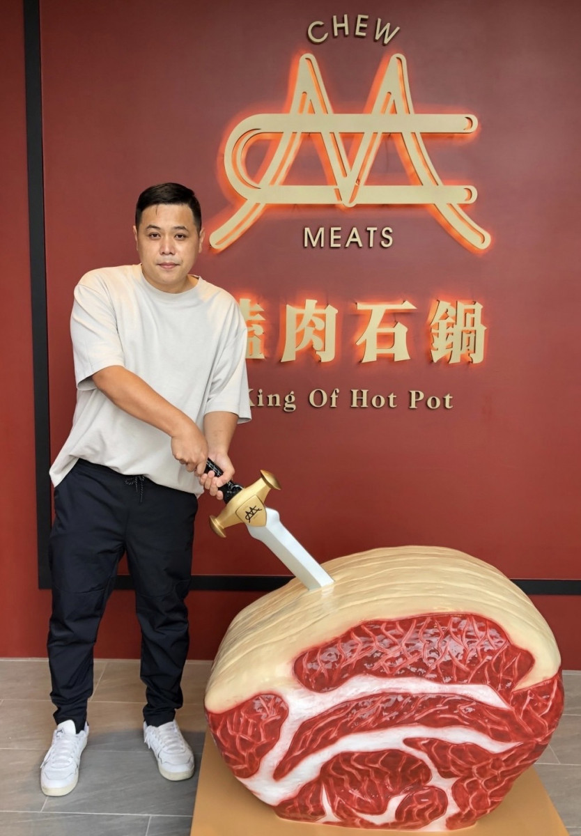 嗑肉石鍋執行長陳凱明將西式醬汁作法融入火鍋沾醬中，口感深受消費者喜愛。