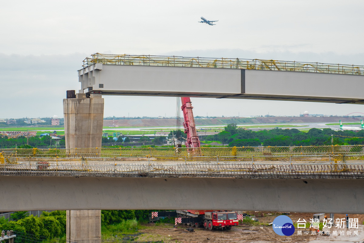 國2甲線航空城路段高架橋施工作業情形。