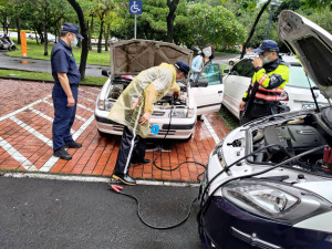 民雄分局長黃維章在現場慰勤，便速請在場同仁駕駛巡邏車幫林婦的汽車電瓶導電，最後車子重新恢復啟動／警方提供