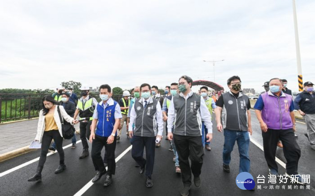 市長與來賓一同視察桃園市客運園區至機場聯絡道路第一期工程。