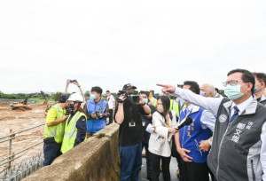 市長前往大園區，視察「客運園區至機場聯絡道路」工程。