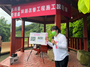 前行政院中部聯合服務中心執行長蔡培慧前往現場為鄉親說明改善中寮永芳圳及福盛圳施工內容。
