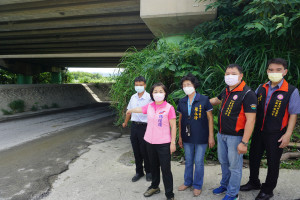 立委楊瓊瓔(左二)、台中市議員羅永珍(左三)會勘豐洲園區聯外要道遇雨即淹問題。