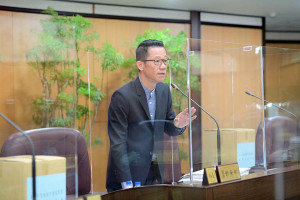 ▲因應新冠疫情邁入高峰，市議員劉安祺：醫療量能應做好管控配套。(圖/市議會提供)