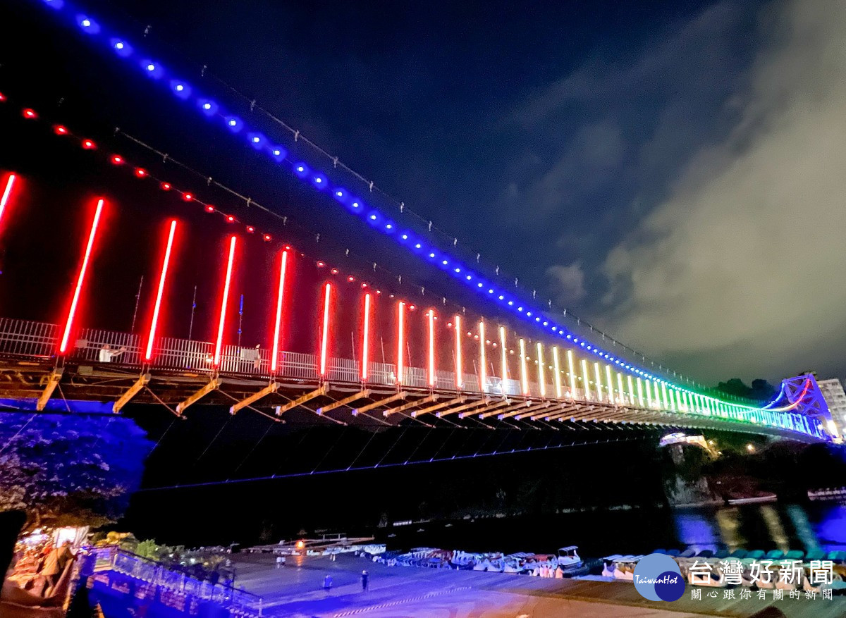 碧潭吊橋推出全新主題燈光秀　營造浪漫悠閒夜晚時光