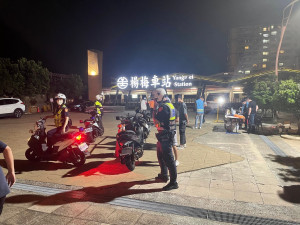 深夜改裝車噪音擾民，楊梅警會同環保局聯合稽查。