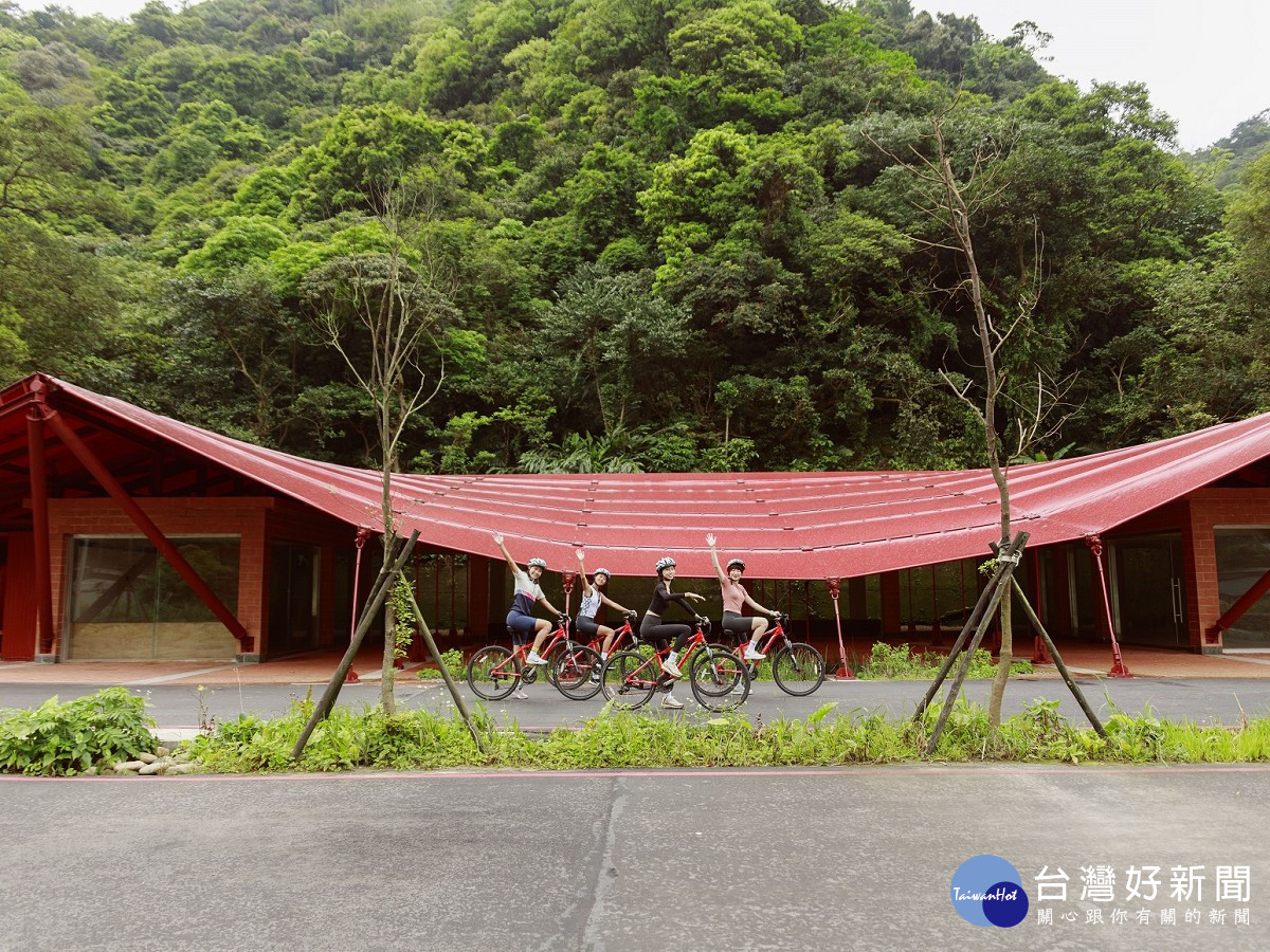 猴硐遊客中心<span style='color:red'>萬綠叢中</span>一點紅　供登山健行者及自行車騎士休息補充能量