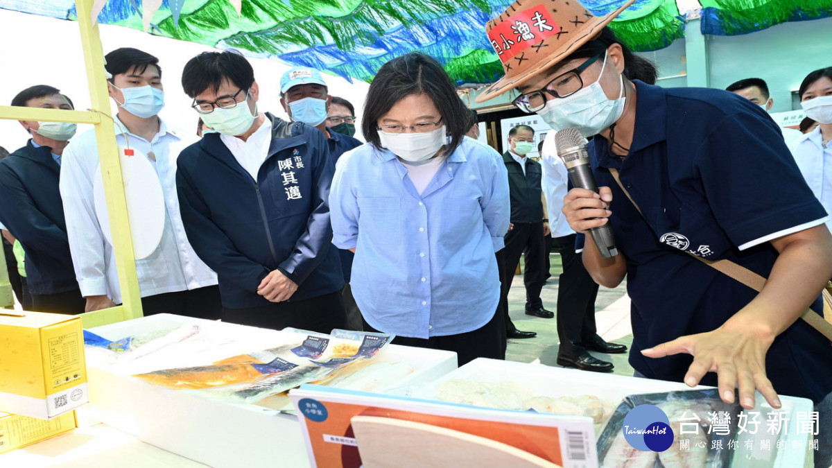 陳其邁陪同總統參訪永安石斑魚產業　協助漁民度過難關