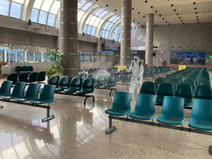臺中港務分公司因應防疫，於旅客服務中心大廳由專業消毒廠商進行全面深度清消。