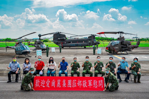 愛爾麗集團慰勞陸軍特戰指揮部、陸軍飛訓部、陸軍航空基地勤務廠、空軍第一聯隊等四個單位，致贈加菜金。(愛爾麗提供)