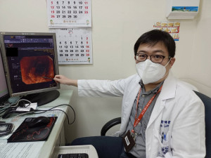 童綜合醫院胃腸肝膽科劉博堃醫師筆指處即為患者上食道部位出現的腫瘤細胞。