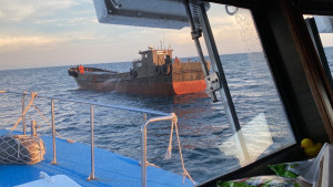 中國大陸100 噸鐵殼船越界出現在苗栗龍鳳外海18浬處。