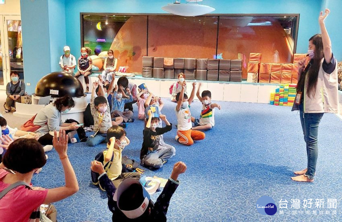 天文館兒童室重新開放　暑假來聽星姐姐說故事！