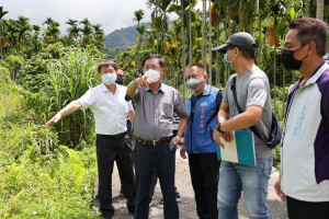仁愛原鄉農園無水可用，林縣長會勘允增闢灌溉溝渠。