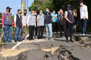 頭份市苗5-2線道路擠壓變形嚴重　徐耀昌勘災盼盡速修復