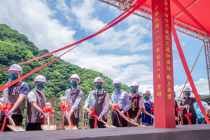 市長及貴賓進行動土儀式。