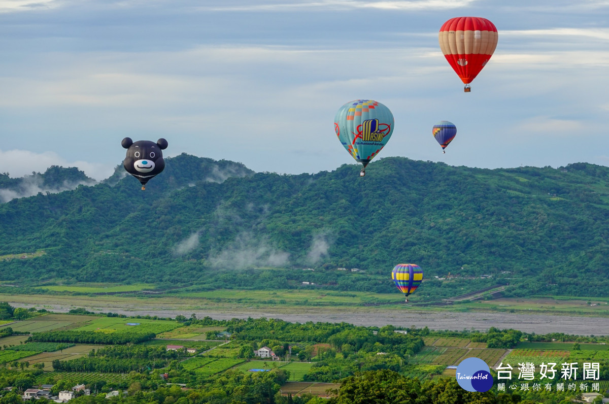 2022臺灣國際熱氣球嘉年華盛大開幕　熱氣球翱翔臺東天際