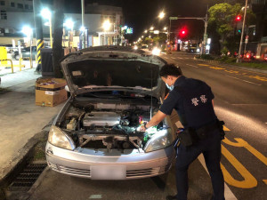 外出買藥電瓶沒電，平鎮警熱心馳援。