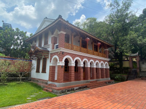 霧峰林家花園林獻堂博物館是國內第一個私人博物館，並且擁有全國最大的古蹟建築群，跟國立大學的策略聯盟合作，明台高中以林獻堂博物館園區為教學場域，提供藝術、文化、歷史，建築、文學等相關內容，共同研發跨領域STEAM教育課程-明台高中校園內的古蹟景點五桂樓。(圖/記者林重鎣攝)