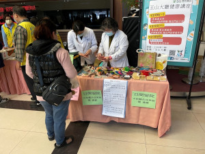 豐原醫院義賣精神障礙患者作品，展現心理醫療復健的成果。