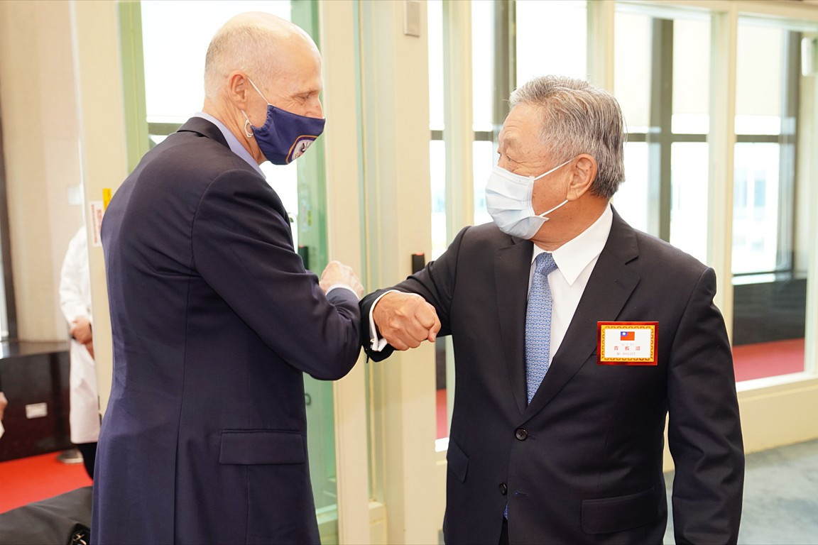 外交部政務次長田中光（右）歡迎美國聯邦參議員史考特（左）訪台（圖／外交部）